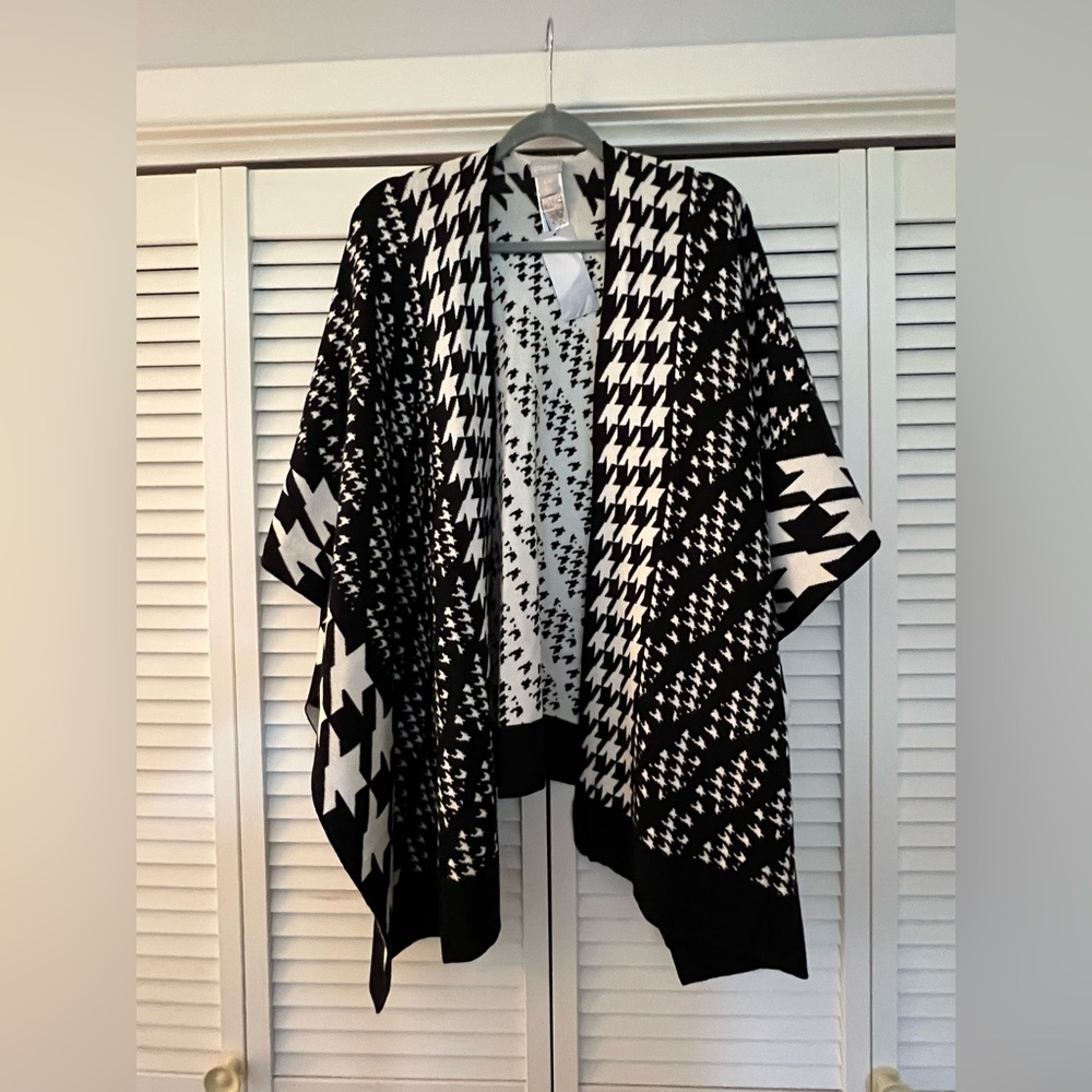Chico's Black and White Houndstooth Shrug